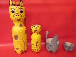 Flaschenzoo mit je einer großen und einer kleinen Giraffe und einem großen und kleinen Elefant